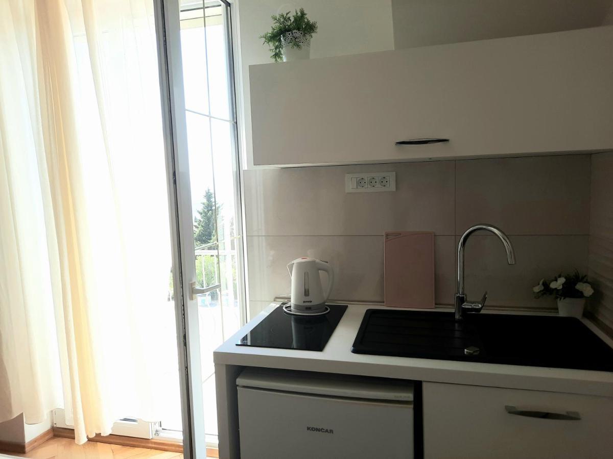 Studio Apartments Regina Bol Exterior foto