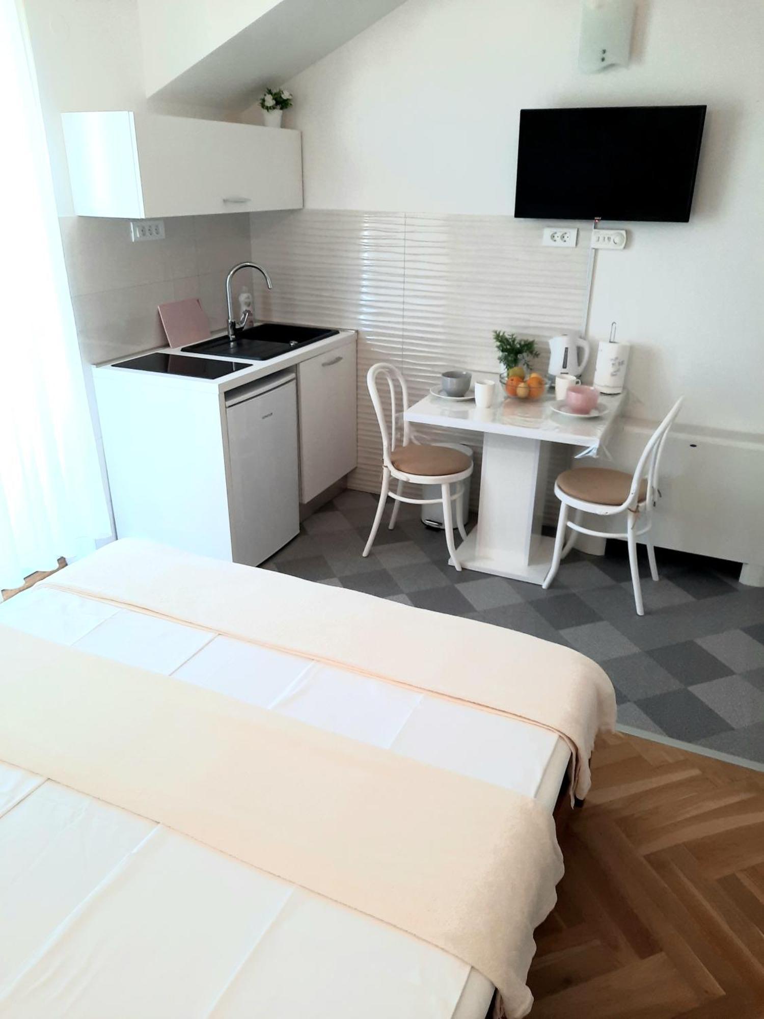 Studio Apartments Regina Bol Habitación foto